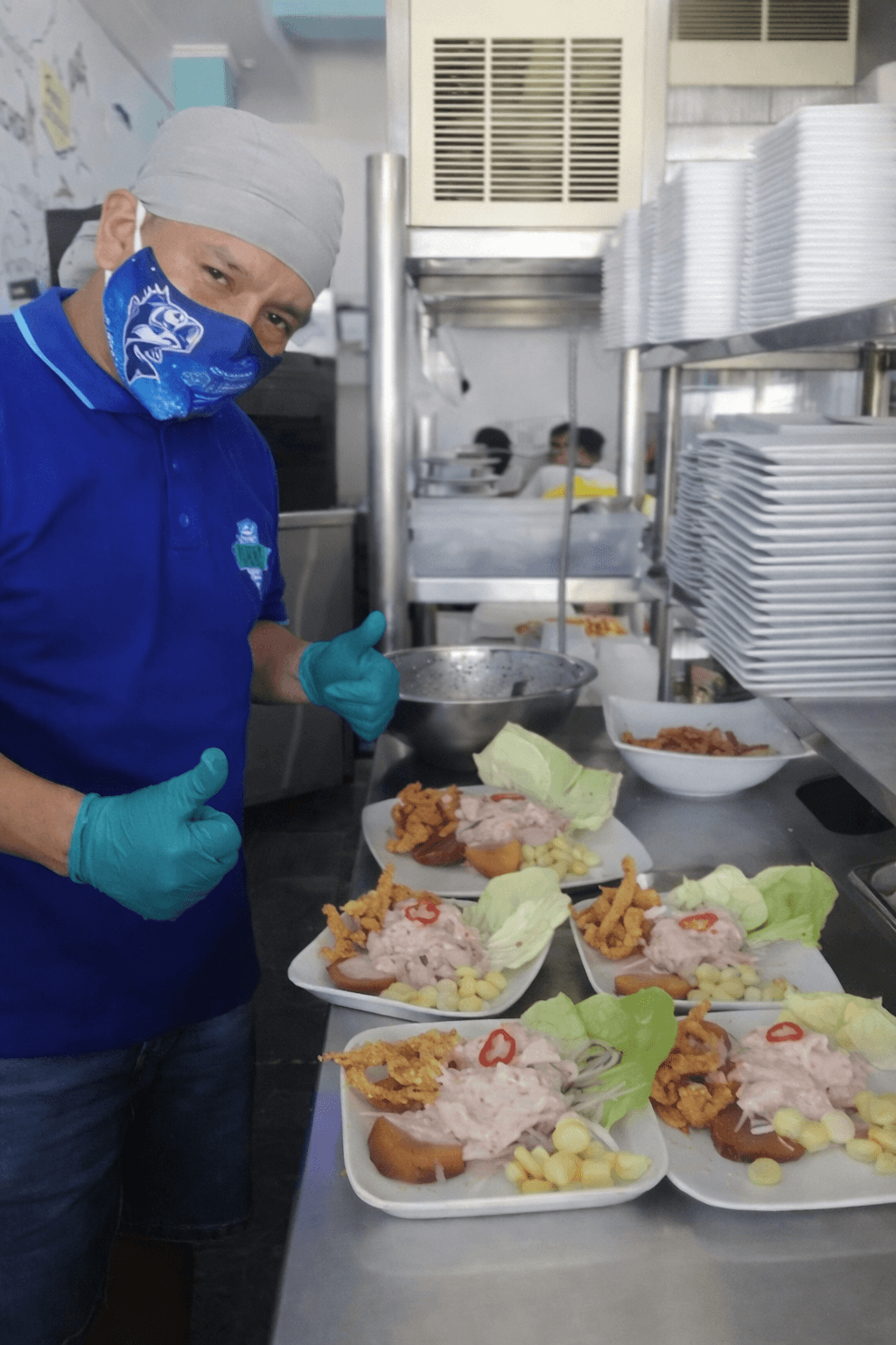 Cevichero preparando pedidos en El Acuario